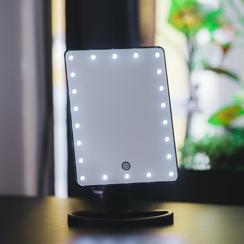 Sminkspegel med LED-belysning