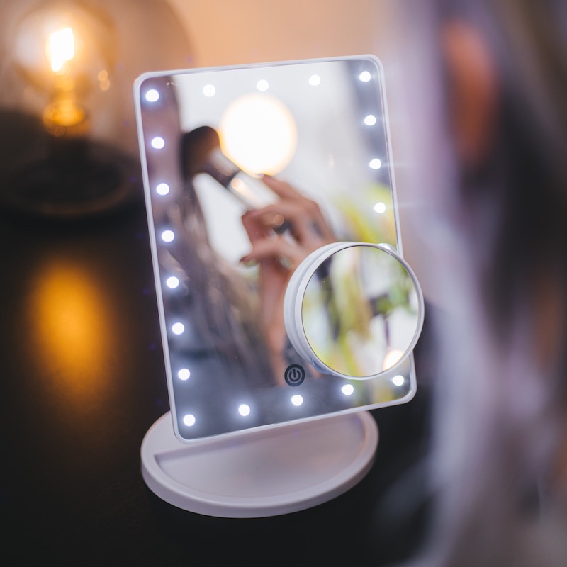 Sminkspegel med LED-belysning