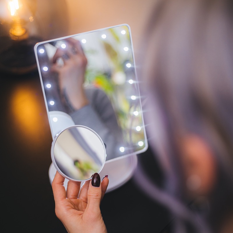 Sminkspegel med LED-belysning